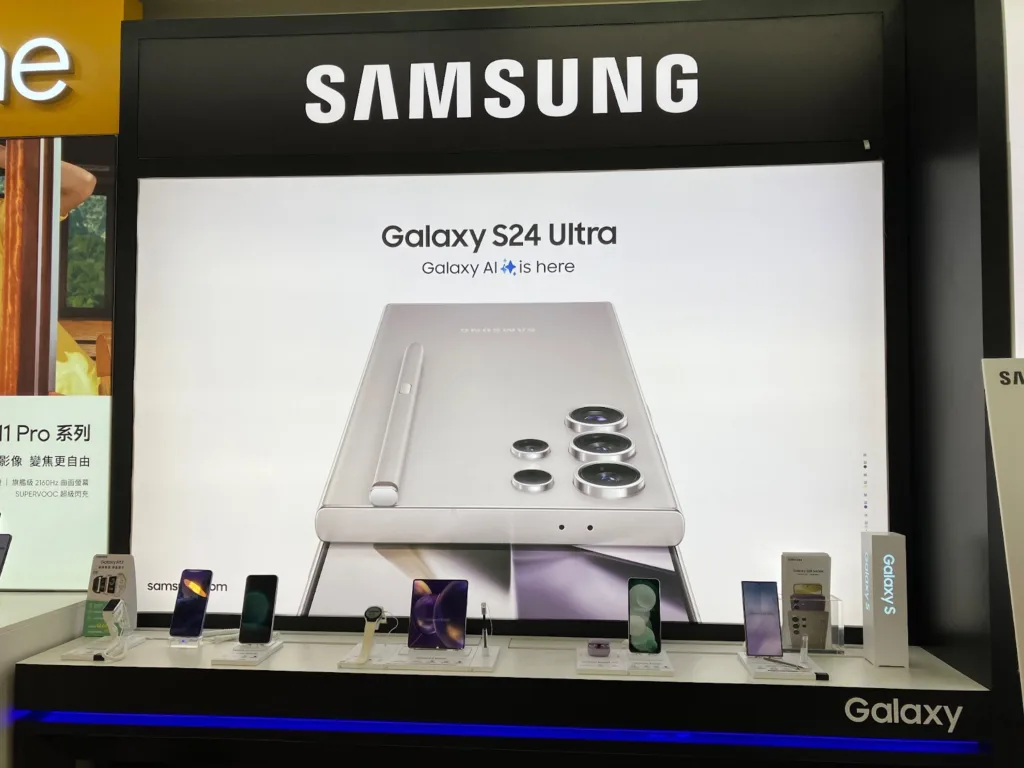 （概念通訊店內有許多Samsung手機與配件可選購。來源：3C小妹拍攝）